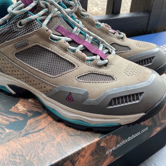 VASQUE HIKING BOOTS - Picture 3 of 11